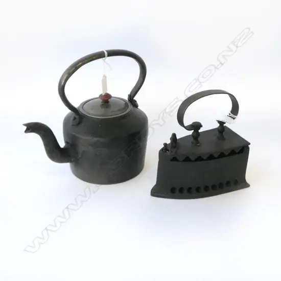CAST IRON TEAPOT H.250mm + IRON