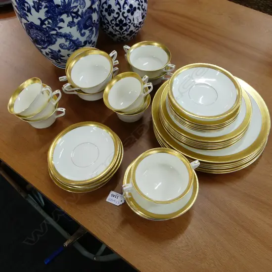 42 PCE ROYAL WORCESTER 'DURHAM' DINNER SET