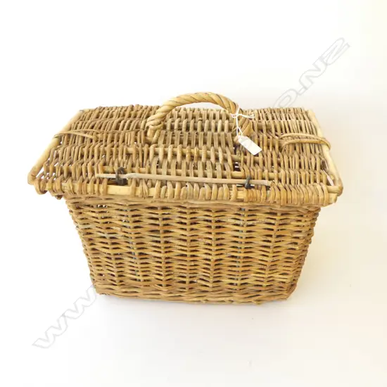 VINTAGE WICKER PICNIC BASKET