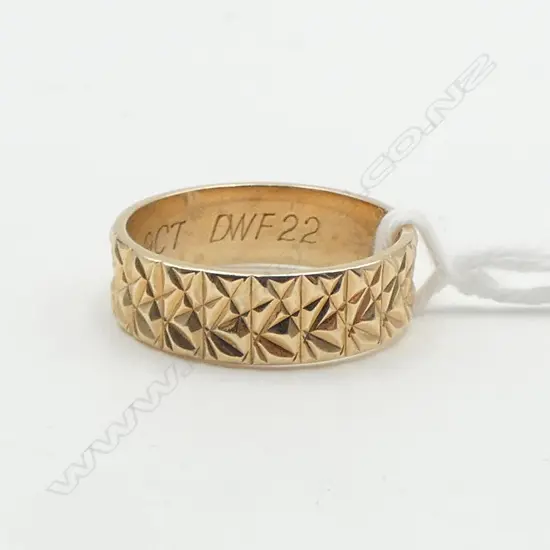 9ct YELLOW GOLD VINTAGE RETRO DESIGN BAND RING size M 1/2. 3.17gms