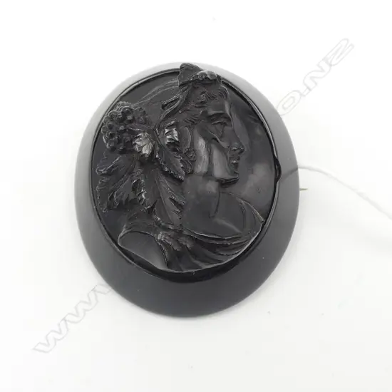 VICTORIAN JET & BAKELITE MOURNING BROOCH, tiny loss to outer surround