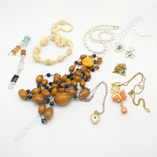 7 PCES JEWELLERY; 5 NECKLACES (IVORY & PEARL w. MATCHING EARRINGS, 2 GP PENDANTS), 2 BRACELETS