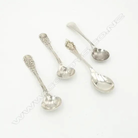 4 SILVER SALT SPOONS: 1pair Birmingham 1908 w mask handles + 2 others. 23.5gms