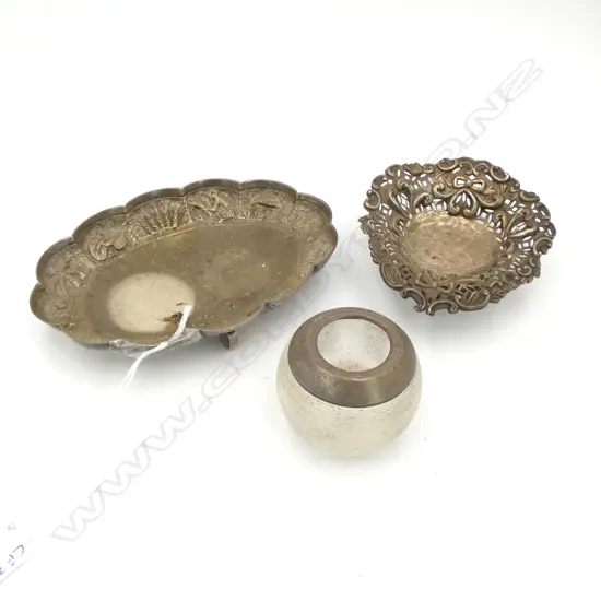 2 S/SILVER DISHES 79GMS & SILVER RIMMED VESTA STRIKER 