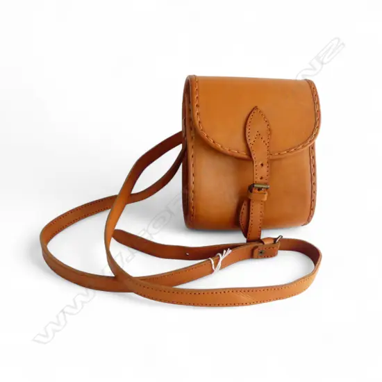 TAN LEATHER SHOULDER BAG stitched edges