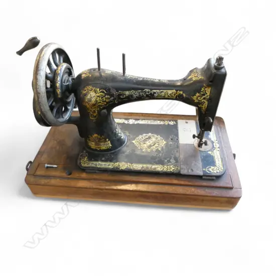 ANTIQUE SINGER SEWING MACHINE