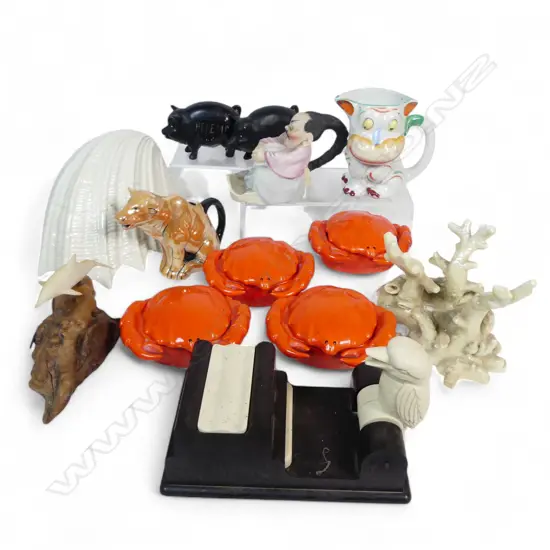 TRAY OF NOVELTY CHINA & BAKERLITE COOKABURRA CIG DISPENCER