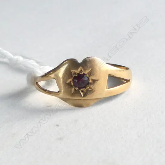18ct GOLD C.1910 HEART SIGNET TYPE RING w single garnet 1.7gms worn SIZE O 1/2