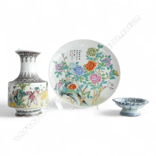 3 PCS CHINESE PORCELAIN; B/W PEDESTAL DISH, H.40 x Dia.100mm, VASE, H.180mm & PLATE, Dia..250mm