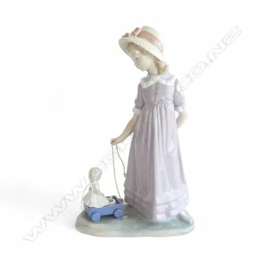 LLADRO #5044 GIRL PULLING DOLLS CARRIAGE H.270mm