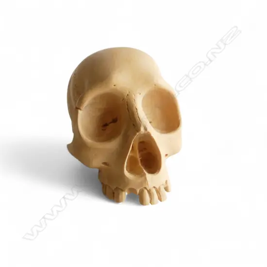SML CARVED WOODEN SKULL, H.40mm