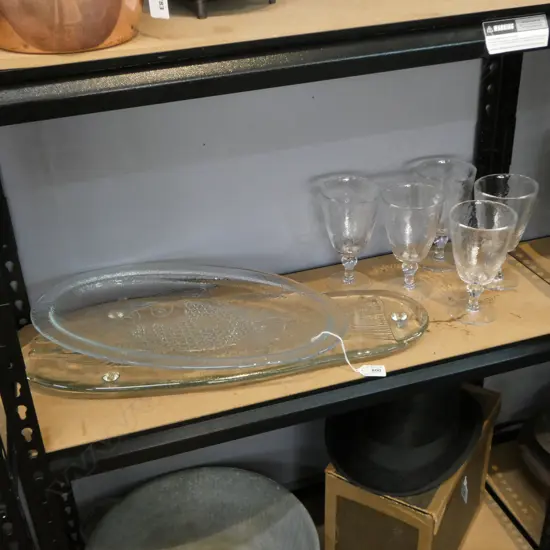 2 GLASS FISH PLATTERS L.585mm + 5 WINE GLASSES H.165mm