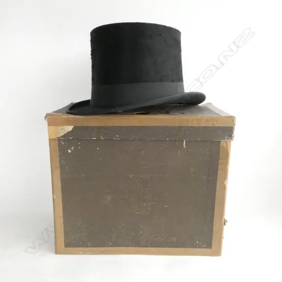 BOXED EDWARDIAN TOP HAT; With label reading J. A. N. van Zanten Heeren-Hoeden. Grandprix London Brussel 1912