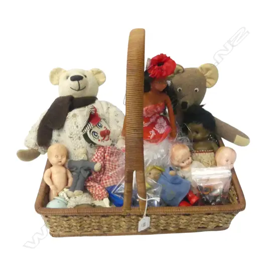 VINTAGE WICKER BASKET L390 & COLLECTION 10 VINTAGE TEDDY BEARS & DOLLS