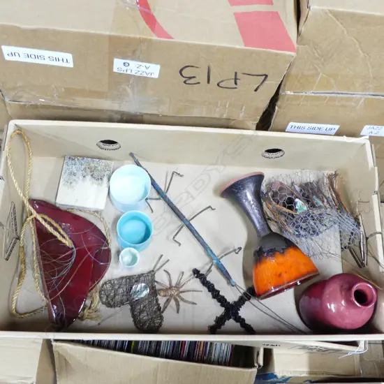 TRAY OF STUDIO POTTERY & CRAFT PCS