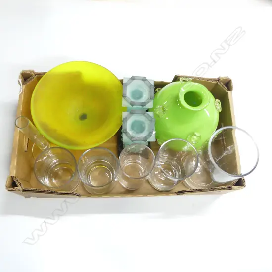 TRAY OF MODERN GLASS VASES CANDLESTICKS & COMPORT DIA250MM