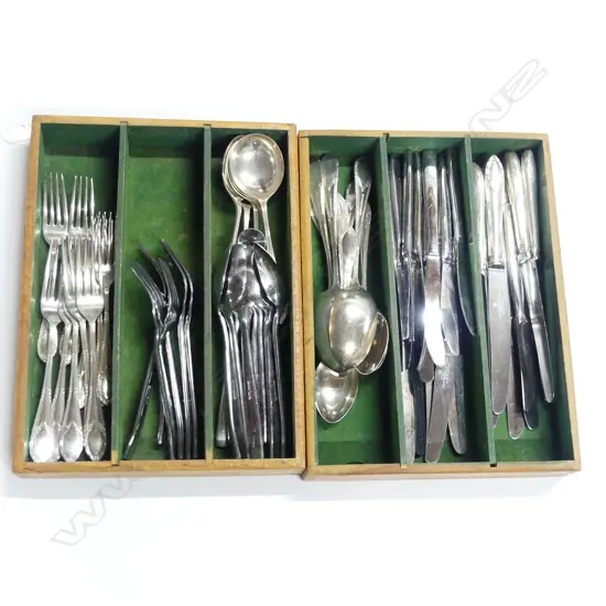 2 TRAYS EP CUTLERY