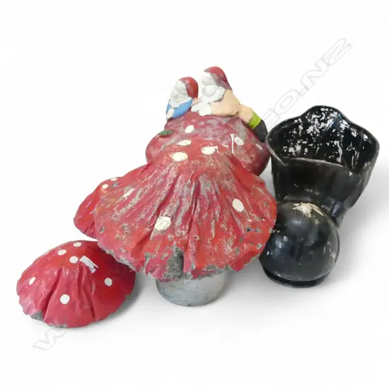 5 GARDEN BITS; 4 CONCRETE MUSHROOMS + BLACK CERAMIC SHOE AF