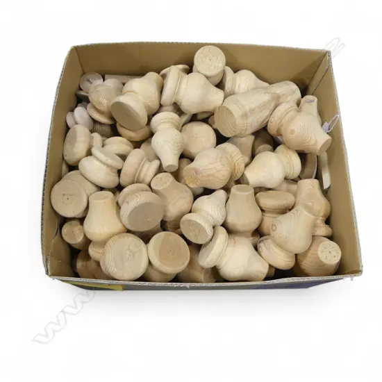 LARGE BOX OF TURNED BALTIC PINE FURNITURE LEGS H.120mm + KNOBS ETC