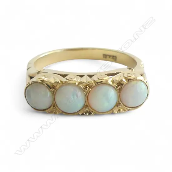 18CT GOLD AND OPAL RING 4.12gms