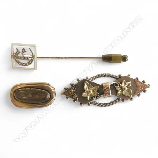 3 PCES GOLD JEWELLERY; STG BAR BROOCH W.50mm, VICTORIAN WOVEN HAIR BROOCH 2.1gms, 15CT 'E' PIN 2.1gms