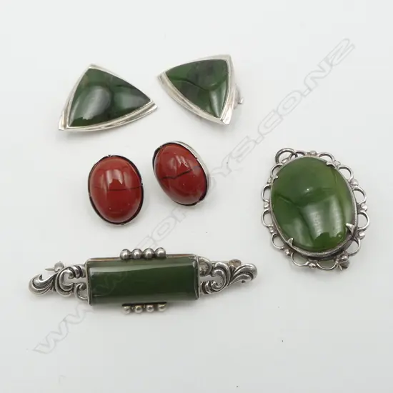 4 PCES SILVER JEWELLERY; 3 PCES GREENSTONE, PR RED STONE EARRINGS