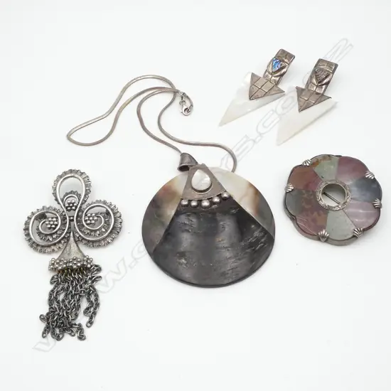 SCOTTISH SILVER & AGATE BROOCH, METAL BROOCH & SILVER MOP PENDANT NECKLACE