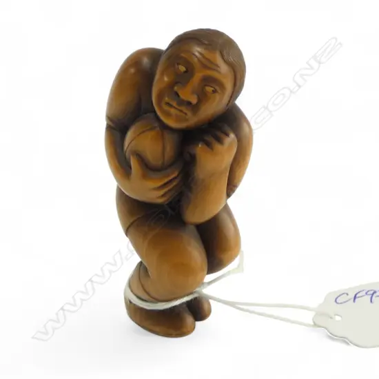JAPANESE QUALITY CARVED OKIMONO OF A RUGBY PLAYER beautifully carved w expression H.78mm 