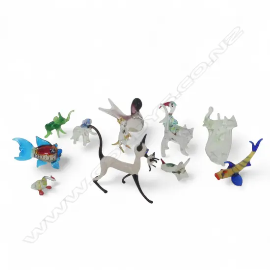 SMALL VINTAGE TRAY L400MM & COLLECTION OF 14 HAND BLOWN GLASS ANIMALS