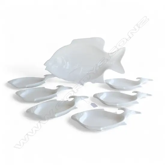VINTAGE CERAMIC FISH SET 6 PLATES & PLATTER SIGNED TO BASE, L.280MM L.440MM