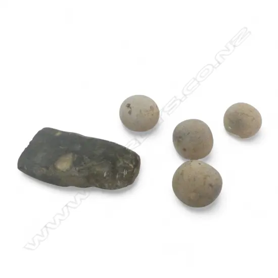 4 MOA STONES 35mm dia + SMALL PACIFIC ADZE L.90mm