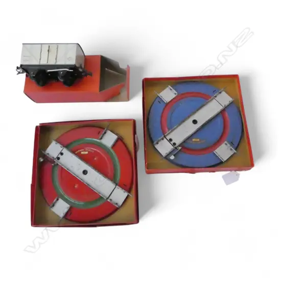 2 MINT & BOXED HORNBY TRAIN TURNAROUNDS L230MM & MINT & BOXED NO50 REFRIGERATOR VAN