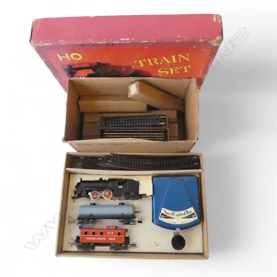 BOXED HO ELECTRIC TRAIN SET & ADDITIONAL TRACK