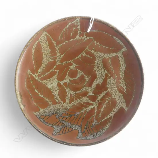 NZ STUDIO POTTERY WIDE DISH w WAX RESIST LEAF DESIGNS, Dia.310mm