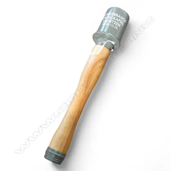 REPRODUCTION WORLD WAR TWO GERMAN STICK GRENADE WITH WOODEN HANDLE,  WITH REMOVABLE SCREW CAP FOR IGNITION CORD L.360mm