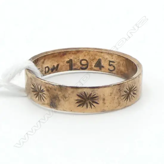 9ct GOLD BAND indented star repeating designs 1.94gms SIZE K