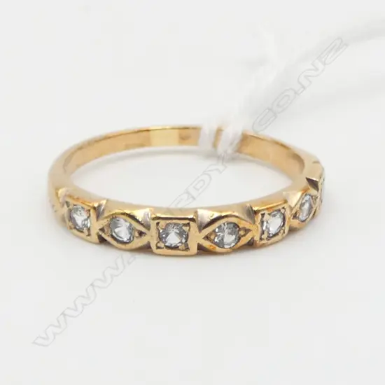 VINTAGE 9ct GOLD 7 WHITE STONE BAND RING 1.9gms size N