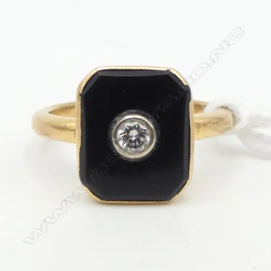 14ct GOLD ONYX & DIAMOND RING 3.8gms. Some wear to rub-over mount SIZE L