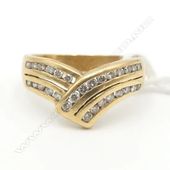 18ct YELLOW GOLD & 29 DIAMOND cross-over style RING 5.7gms SIZE P