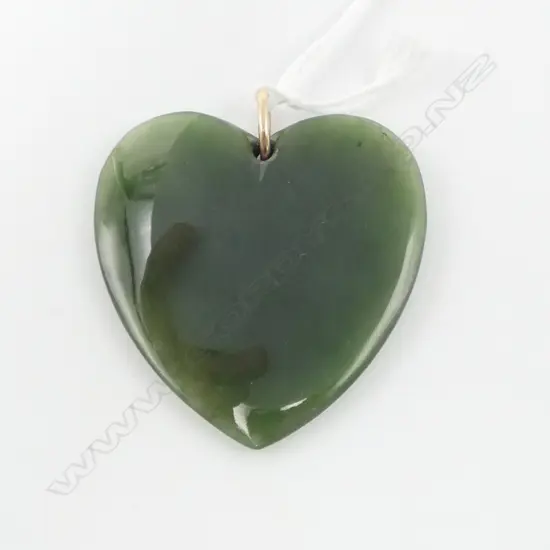 LARGE GREENSTONE HEART WITH 9ct GOLD RING