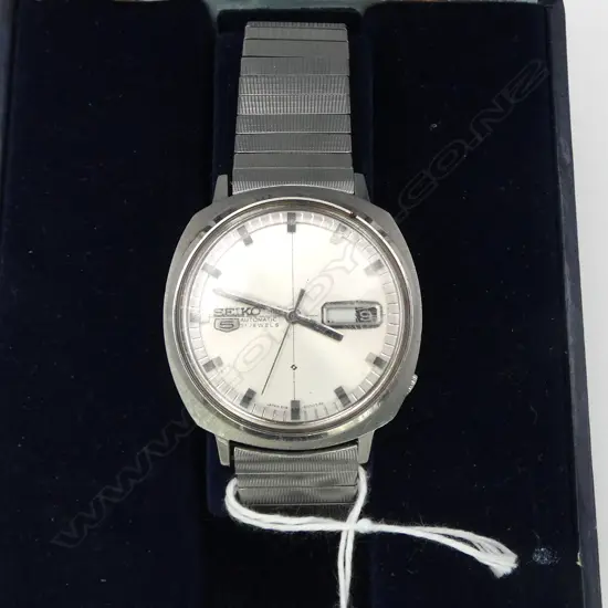VINTAGE SEIKO '5' AUTOMATIC stainless GENT'S WRISTWATCH in box. Running