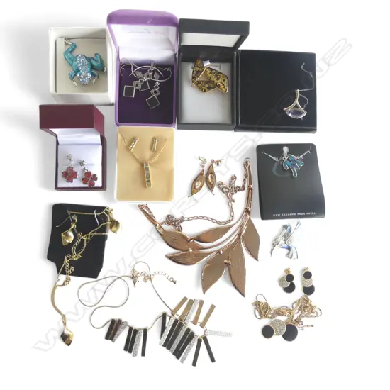 ASST. COSTUME JEWELLERY, SOME BOXED