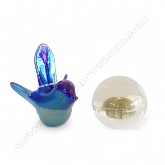 ALAN FOX ART GLASS BIRD, SIGNED TO BASE H.110mm + RESIN KINA PAPERWEIGHT