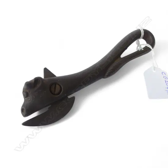 ANTIQUE CAST IRON BULLY BULL CAN OPENER, L.155MM