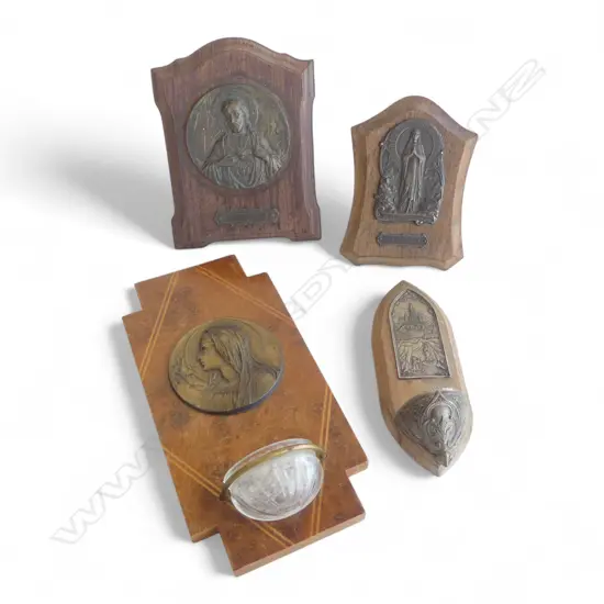 2 VINTAGE FONTS (1 SIGNED H.200mm) + 2 PLAQUES 