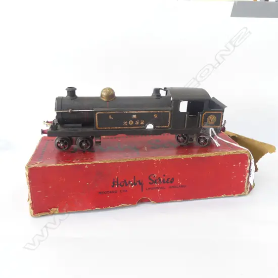 BOXED VINTAGE HORNBY ENGINE BODY NO XO52 L250mm. Note: center wheels not connected & only 2 inside box