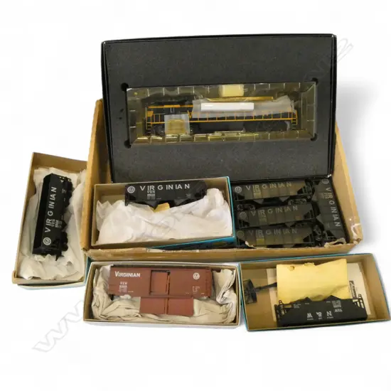 BOXED VIRGINIAN MODEL ENGINE & 8 CARRAGES