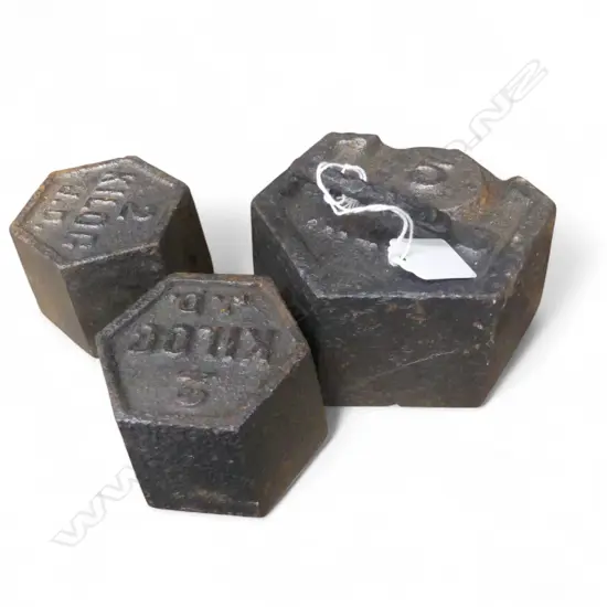 3 CAST IRON WEIGHTS; 5 KG + 2x 2 KG