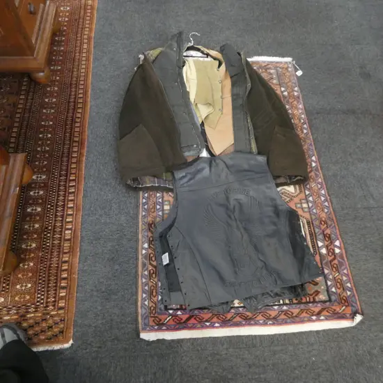 3 WAISTCOATS + 4 VESTS (2 BARBOUR, 1 BLACK LEATHER SIZE L)