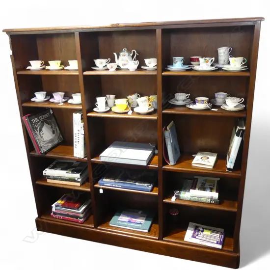QUALITY CUSTOM MADE OAK BOOKCASE - SEFTON POWRIE OR SIMILAR - 12 FLEX SHELVES, 3 FIXED 1745x320x1740mm
